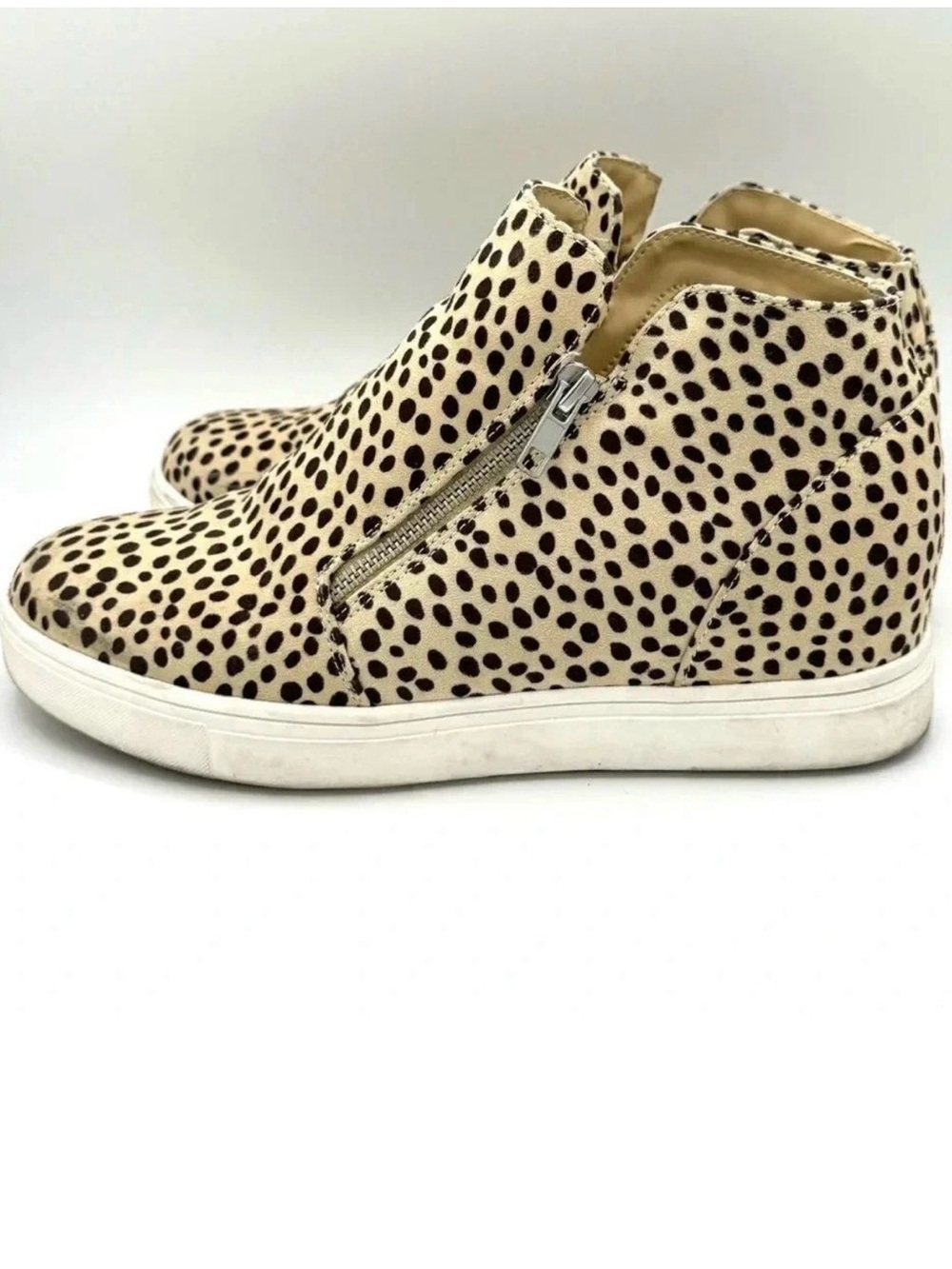 CUSHIONAIRE Hart Hidden Wedge Sneaker in Spotted Cheetah Print Women’s Size 8.5